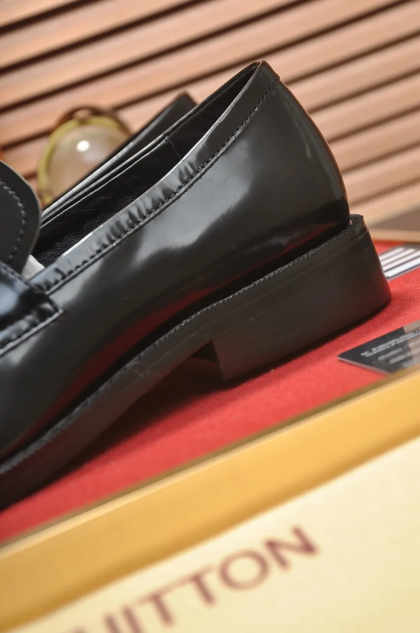 Men's men's shoes 💰460💶 [LV] (all high-end sheep lining) 🍀LV's latest genuine leather business suit shoes are launched simultaneously on the official website. The first-layer cowhide imported from Italy is made of heavy gold, 💥official website 1:1 rubber outsole. Versatile to wear, high-end without losing class, and the color combination is extraordinary. This four-season style is alluring when worn on your feet, showing off your big-name flair. Standard code 38-45 (45 customized)